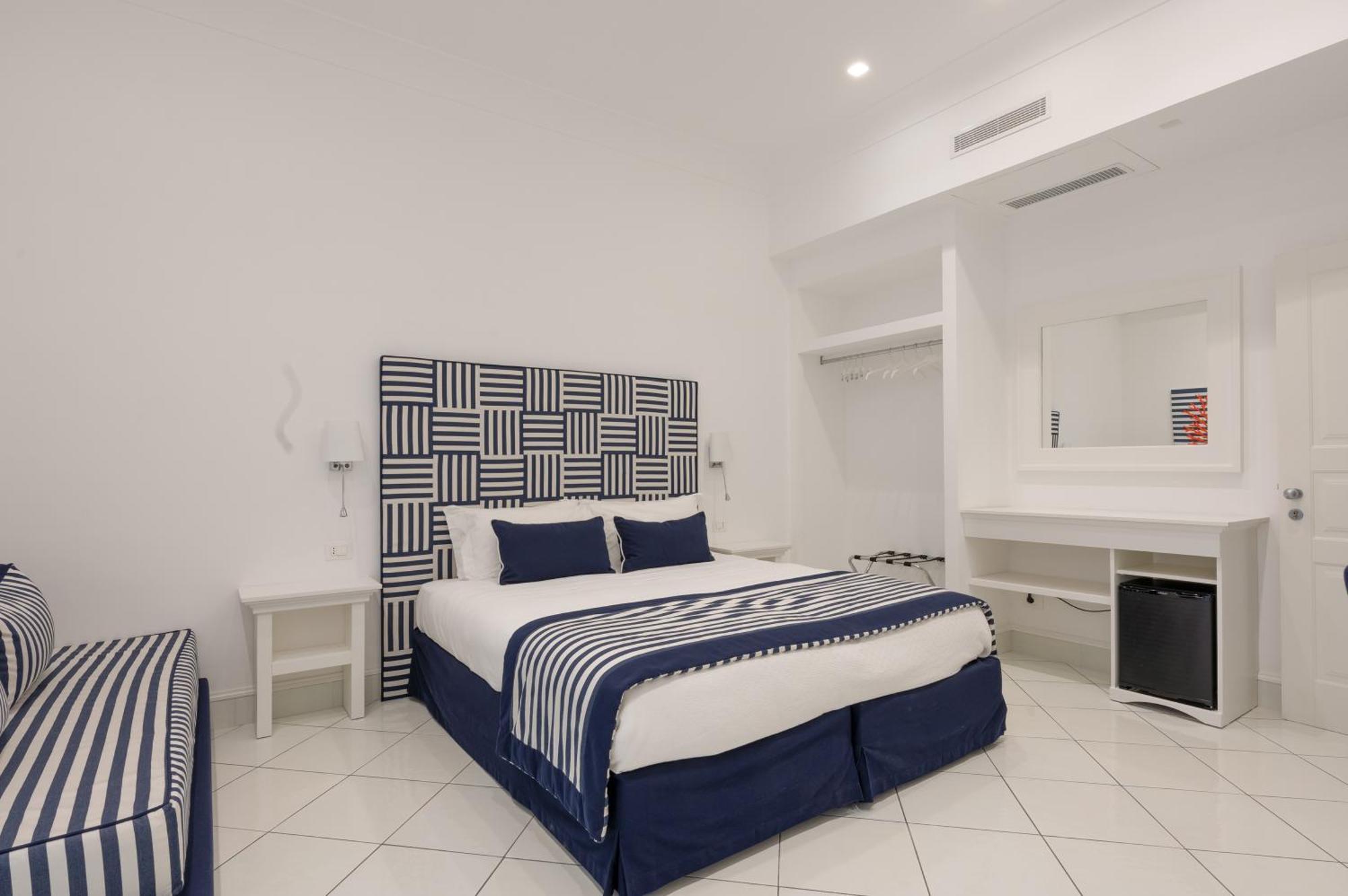 Duomo Guest House - Stay In Сорренто Экстерьер фото